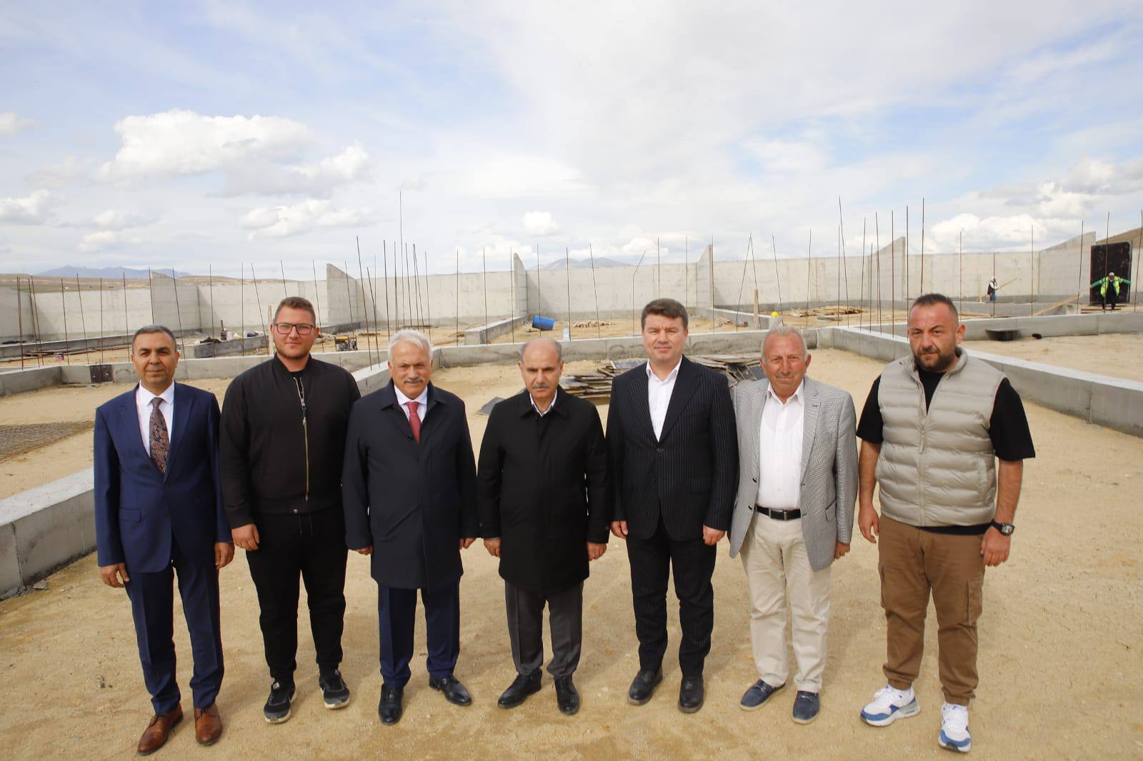 BAKAN YARDIMCISI MEHMET AKTAŞ AKSARAY SOKAK HAYVANLARI REHABİLİTASYON MERKEZİNDEKİ ÇALIŞMALARI TAKDİRLE KARŞILADI